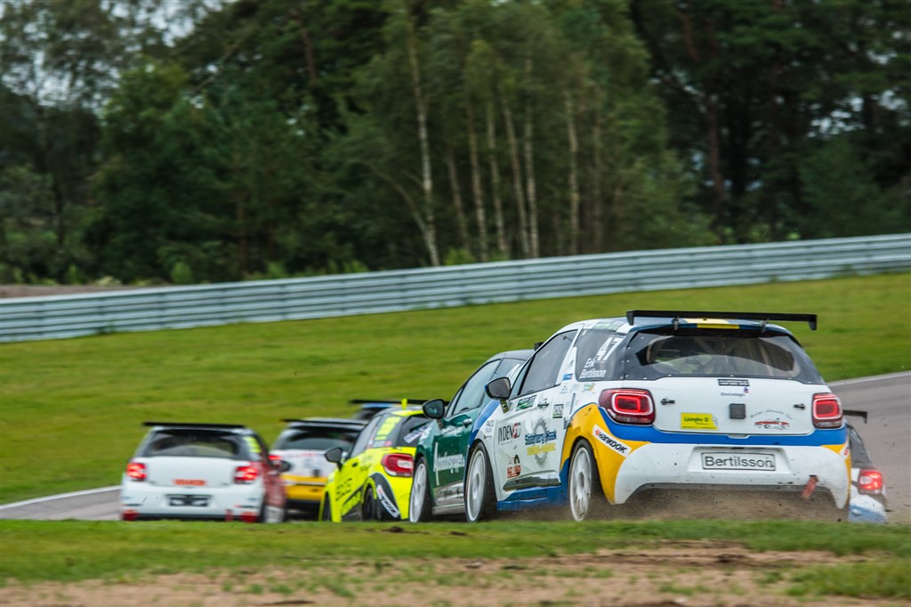 Erik Bertilsson (bagerst) tabte en sikker sejr på gulvet i 1. heat, da en punktering ramte svenskerens bil. I finalen tog han turen gennem en stor del af det 15 biler store felt til en velfortjent andenplads.
(Foto: Niklas Majgaard)